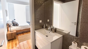 An en-suite bathroom; toiletries included| #airbnb #airbnblisbon #portugal #pt #lisbon #clean #lovelystay #bathroom