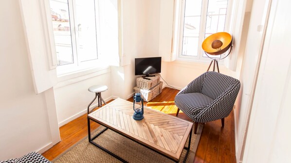Imagine yourself here relaxing with good conversation and a glass of wine #airbnb #airbnblisbon #portugal #pt #lisbon #home #apartment #comfort