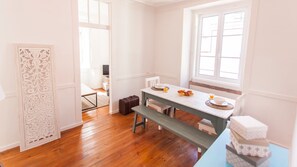 The perfect spot to enjoy a delicious breakfast with your loved ones #airbnb #airbnblisbon #portugal #pt #lisbon #clean #apartment #diningarea