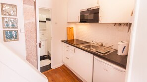 The kitchen comes fully-equipped with all the appliances you could require during your stay. #appliances #airbnb #airbnblisbon #portugal #pt #lisbon #apartment #kitchenette #clean
