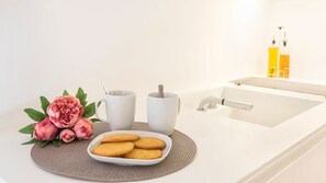 The kitchen comes fully-equipped with all the appliances you could require during your stay. #airbnb #airbnblisbon #portugal #pt #lisbon #kitchen #details