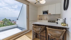 A sleek kitchenette with top-notch appliances and a balcony offering beautiful views.
#PT #Portugal #Lisbon #CityViews #ModernKitchen