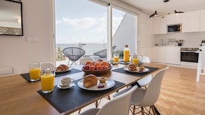 Enjoy a breakfast with a view; no matter what time of the year it is! #home #delicious #lisbon