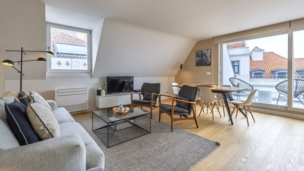 A spacious, light-filled living and dining area perfect for relaxation or entertaining.
#PT #Portugal #Lisbon #OpenSpace #ModernDesign