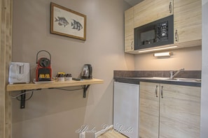 Studio Les Galets - Cuisine (Plaques à induction, Four micro-ondes, Réfrigérateur, Evier, Placards & Tiroirs, Grille-pain, Nespresso, Bouilloire & Théière, Assiettes, Bols, Tasses, Verres, Couverts, Poëles et Casseroles, ustensiles divers)
