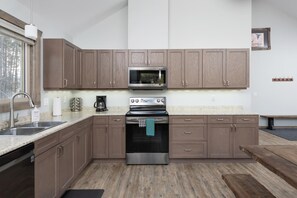 Antler Ridge Cabin Rental (1352)