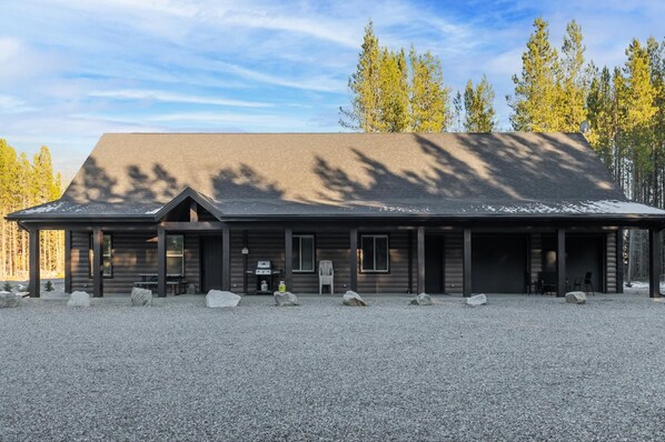 Antler Ridge Cabin Rental (1378)