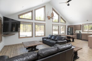 Antler Ridge Cabin Rental (1346)