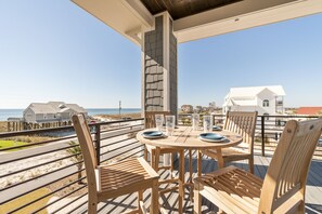 Many outdoor dining options all with water views - Many outdoor dining options all with water views