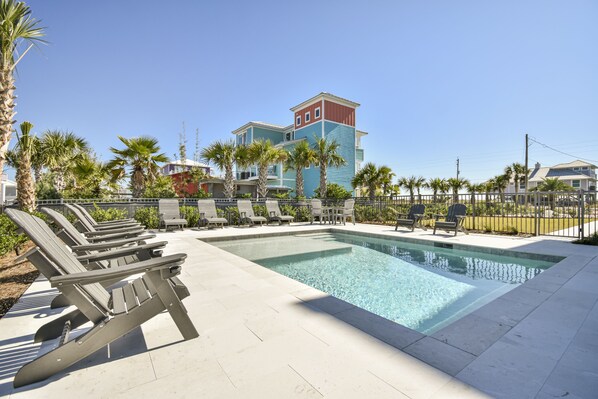 Private pool with plenty of outdoor seating - Private pool with plenty of outdoor seating