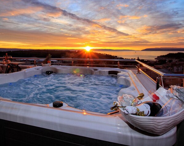 Outdoor spa tub