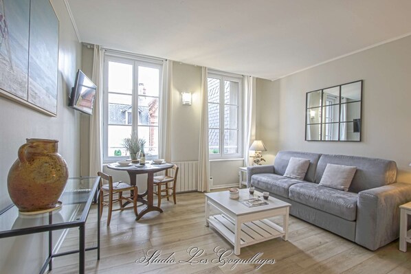 Studio Les Coquillages - Living room, Sitting area, Dining area, TV