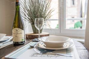 Studio Les Coquillages - Dining area (Decoration detail)