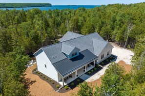 Discover serenity at The Ephraim House, tucked away amidst cedar trees for a serene stay, while still conveniently located within easy walking distance to everything that Ephraim has to offer.  The Ephraim House is a perfect year round retreat! 