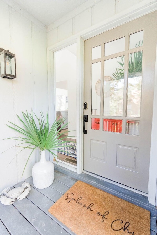 Front Door, Welcome to Splash of Chic!