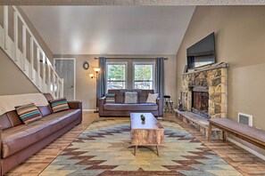Living Room | Free WiFi | 2 Sleeper Sofas