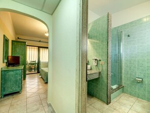 Building, Property, Plumbing Fixture, Green, Bathroom, House, Interior Design, Architecture, Tap