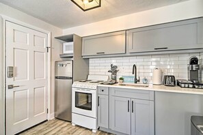 Kitchen | Free WiFi | Central Air Conditioning