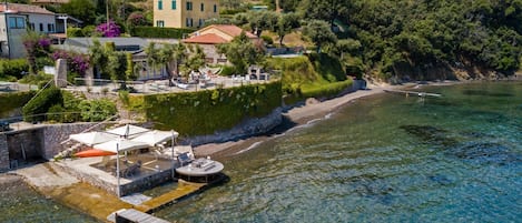 Vista dall'alto di Villa Le Grotte all'isola d'Elba