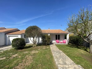Entrance garden with garage and private parking spaces