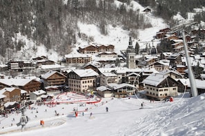 Chalet Champ Giguet entouré à droite en blanc, arrivée skis aux pieds