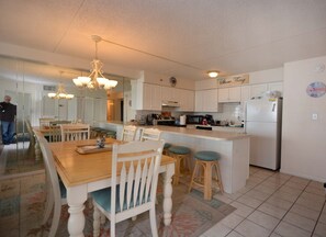 Carousel 1011 Dining Room/Kitchen