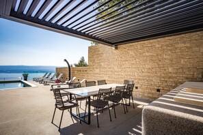 Patio dinning table near the pool