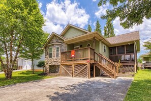 Pigeon Forge Vacation Rental "Wolff Lodge" - Parking area
