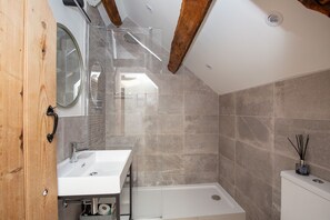 The Hayloft Bathroom - StayCotswold
