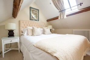 The Hayloft Master Bedroom - StayCotswold