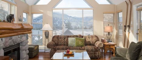 SKI IN & OUT. 2 BR Beautiful and Bright Suite with Views of Mountains! Pool and Hot Tub open YEAR ROUND. Sleeps 6! Fully stocked kitchen, BBQ and Patio! Perfect for Families