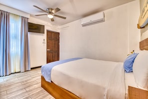 Cool Air Conditioning, 32" TV, fast wifi internet and more in Jaco Beach!