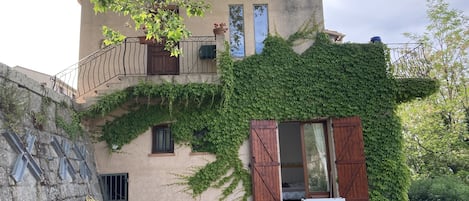 Vue d'ensemble de la maison ,entrée par l'escalier sur avenue jean nicoli