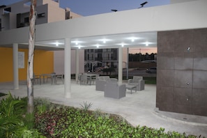 Public dinning area next to the pool