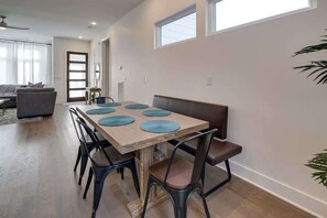 Enjoy dinner together at the table.