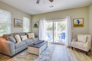 Living Room | Main Level | Sleeper Sofa | Central A/C & Heating | Flat-Screen TV
