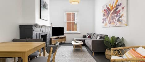 Lounge/Dining