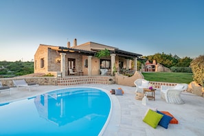 gorgeous villa in San Teodoro for rent with private pool and sea view