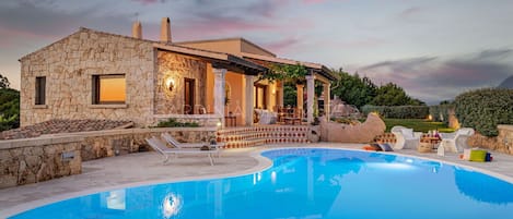 Het heerlijke privé zwembad van deze villa te huur op Sardinië.