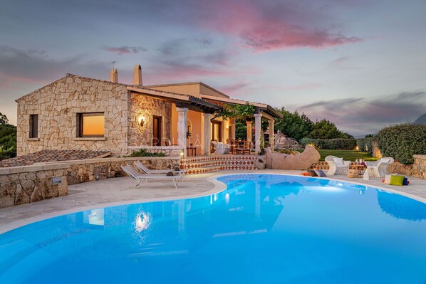 The wonderful private swimming pool of this villa for rent in Sardinia.