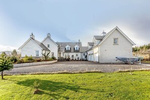 The courtyard - plenty parking space.