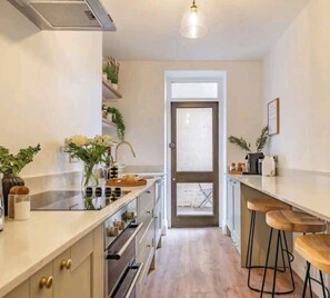 Fitted kitchen with high-spec appliances and breakfast bar (1)