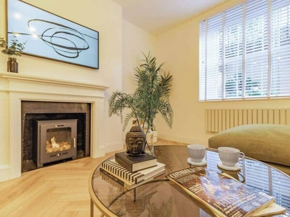 Living room with electric woodburner, Samsung Frame smart TV and double sofa bed (1)