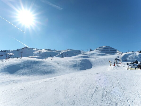 Sky, Snow, Cloud, Mountain, Slope, Outdoor Recreation, Terrain, Freezing, Glacial Landform, Winter Sport