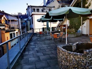 Bâtiment, Table, Ciel, Fenêtre, Ombre, Maison, Surface De La Route, Mobilier De Jardin, Quartier, Tableau De Plein Air