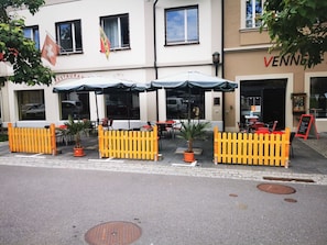 Fenêtre, Plante, Bâtiment, Surface De La Route, Pot De Fleur, Asphalte, Arbre, Porte, Maison, Trottoir