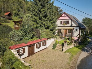 Plant, Building, Window, Sky, Tree, House, Slope, Land Lot, Residential Area, Cottage