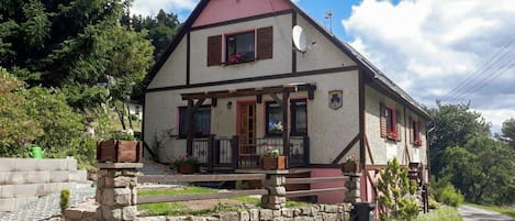 Nuage, Plante, Bâtiment, Ciel, Fenêtre, Propriété, Maison, Arbre, Bois, Porte