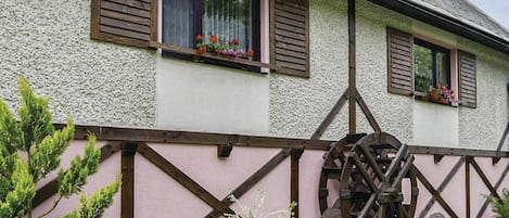 Pflanze, Fenster, Eigentum, Gebäude, Rad, Holz, Haus, Vegetation, Gras, Hütte