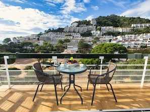 Nuage, Table, Ciel, Meubles, Propriété, Plante, Bâtiment, Chaise, Tableau De Plein Air, La Nature